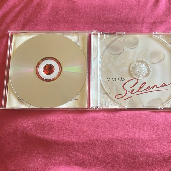 Selena - Picture 3 of 4